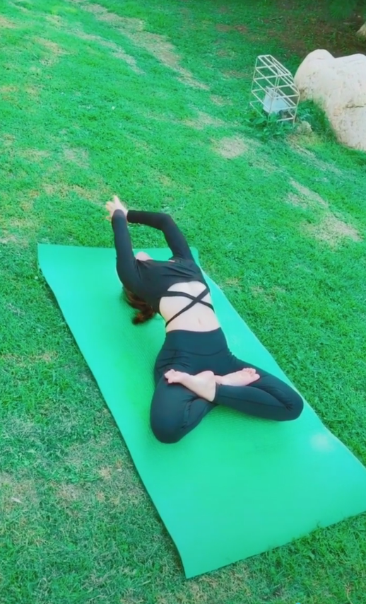 抖音穿性感衣服的小姐姐,练瑜伽动作优美难度大,网友:水槽很深