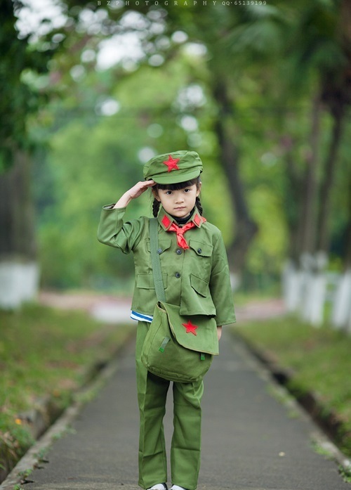 穿着绿色军装的小美女超可爱