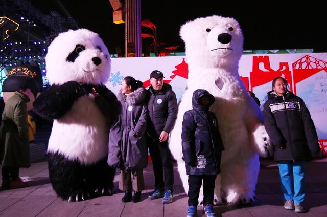 "熊猫"北极熊"助阵北京跨年夜,吸引观众围观合影.