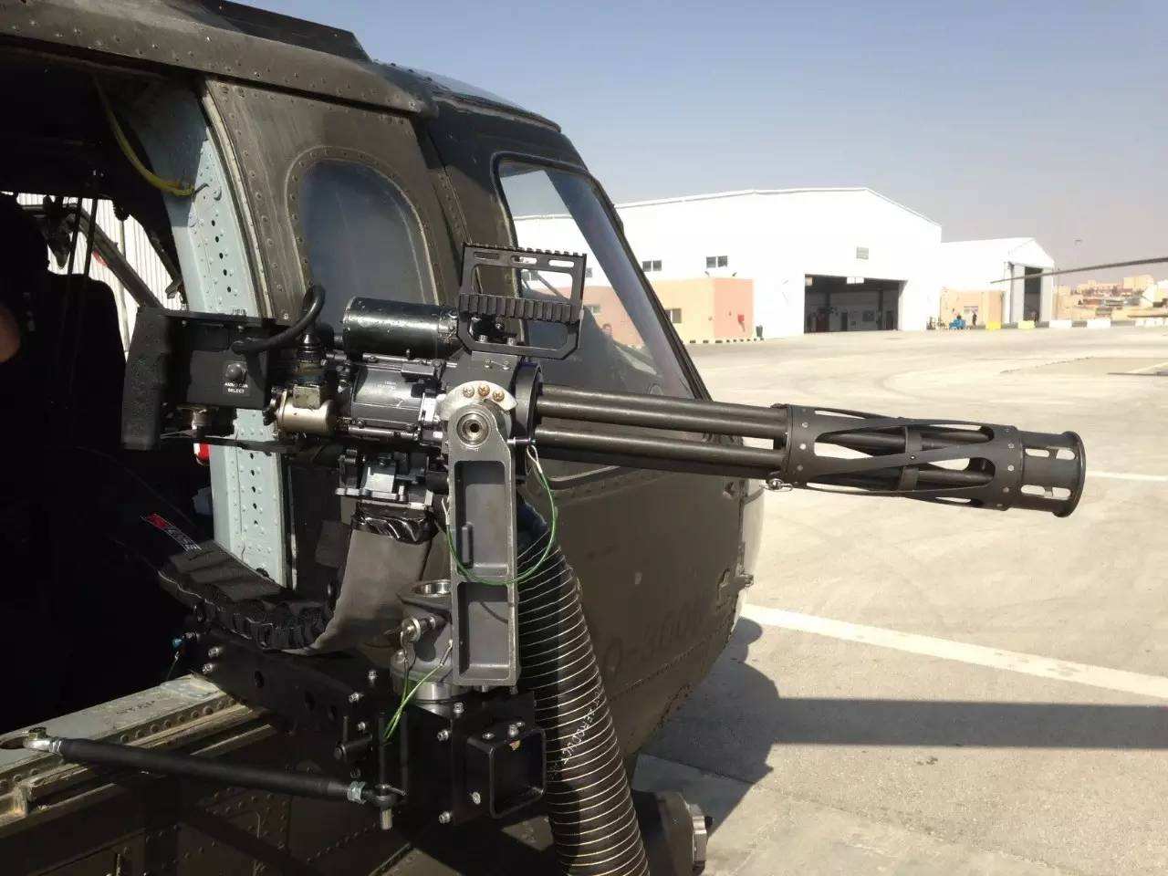 越南古董直升机装上重机枪,做工粗劣靠手动操作,网友:太失败了