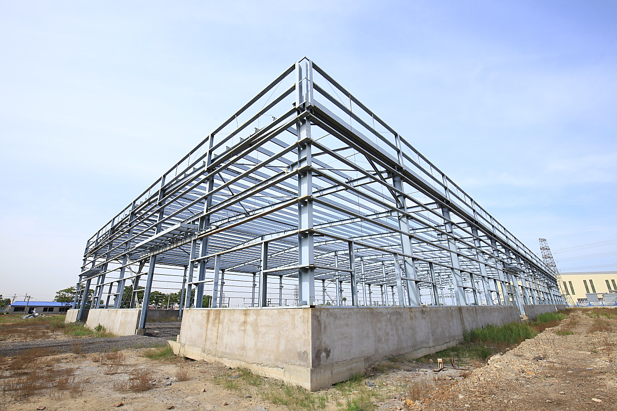 钢结构建筑近年来在建筑行业受欢迎,其优势在于材料强度高,重量轻