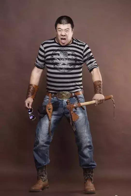 非科班出身,上尉军衔转当演员,经历两段失败婚姻,如今生活幸福