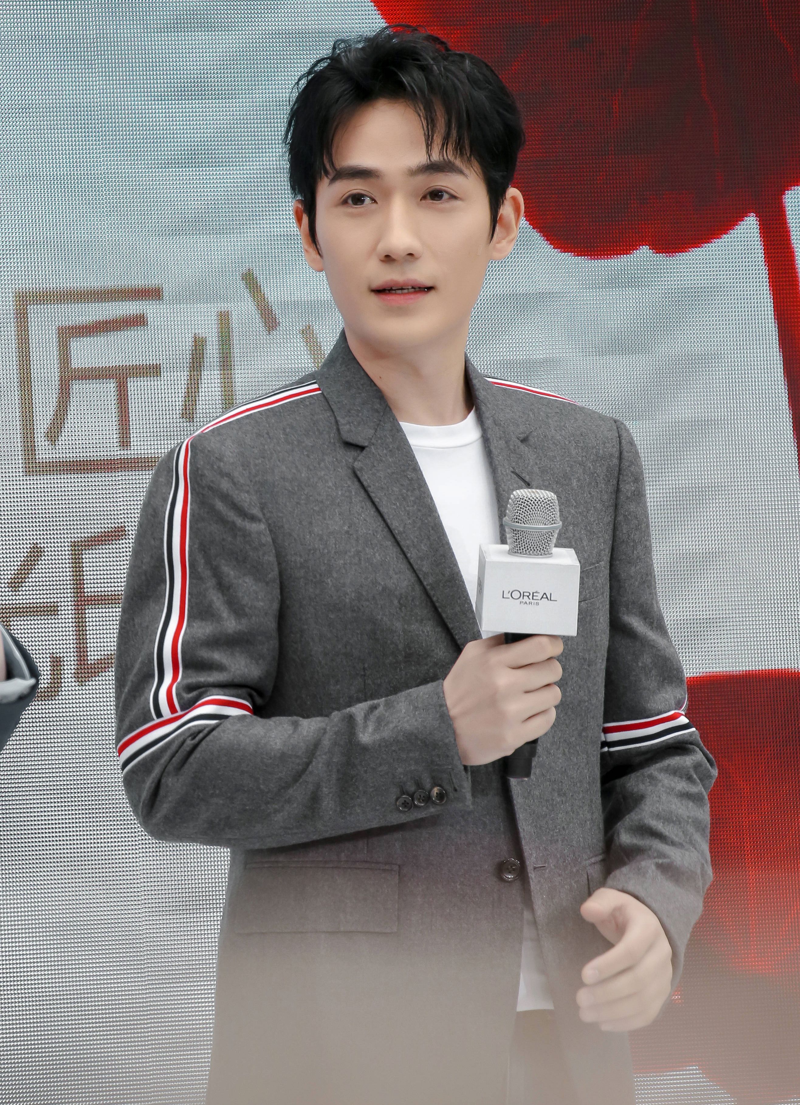 朱一龙出席活动帅气大方,直播中还诞生新昵称,侧面反应人气之高