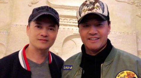61岁于荣光近照发福明显 脸部胖了一圈还是那么壮实
