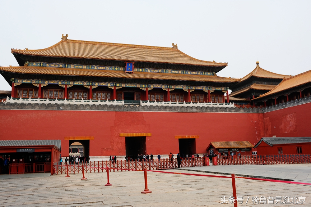 这两座门分别被称为左右掖门,仔细看的话这两座门每扇门上的门钉数是