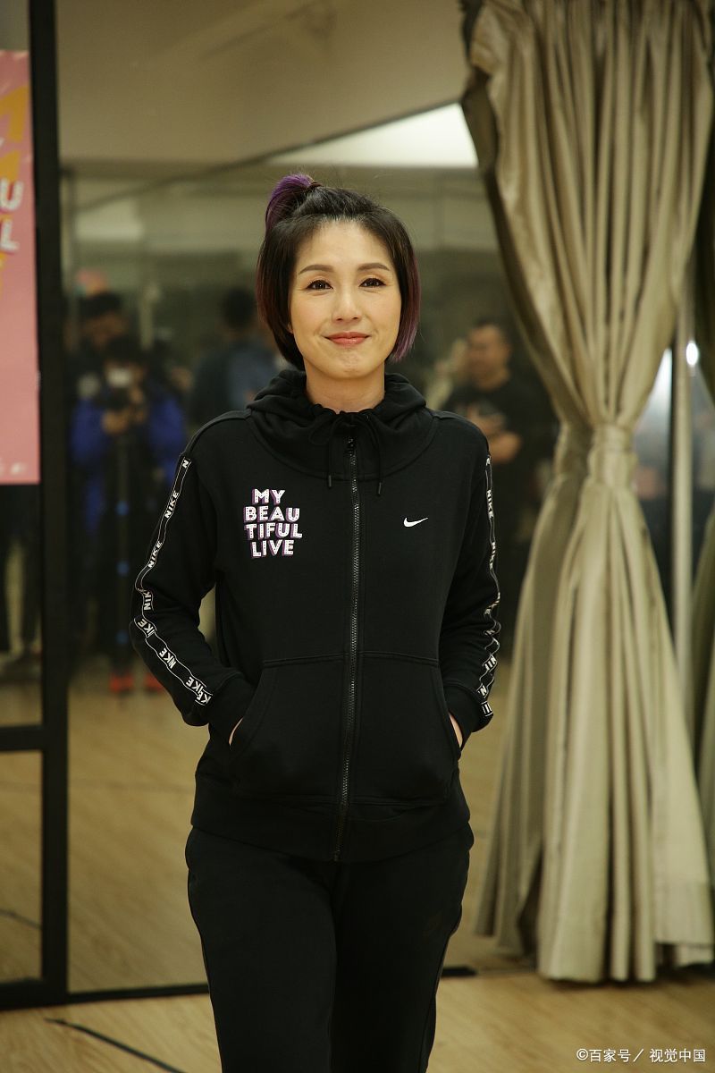 杨千嬅,原名杨泽嬅,1974年2月3日出生于中国香港,祖籍广东汕头, [1-2]