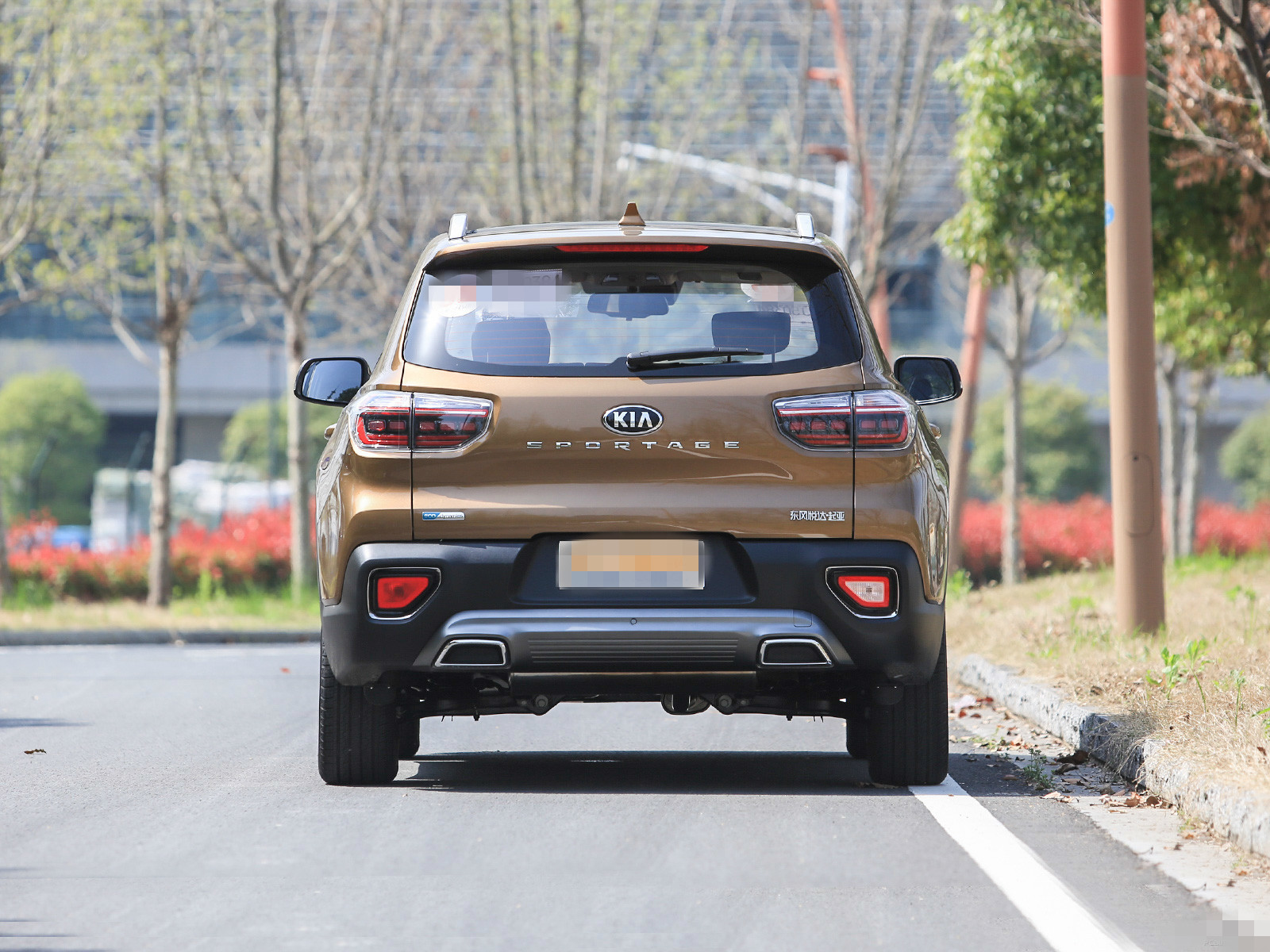 这款起亚智跑外观第一眼给人的感觉就很大气,车体的大灯与流线型的