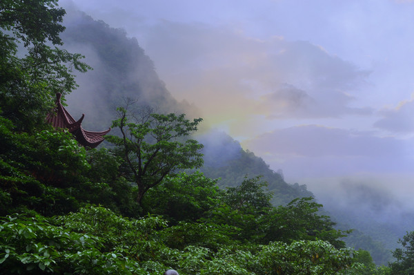 一座名人大家钟爱的山峰,嫦娥奔月的故事也发生在这里