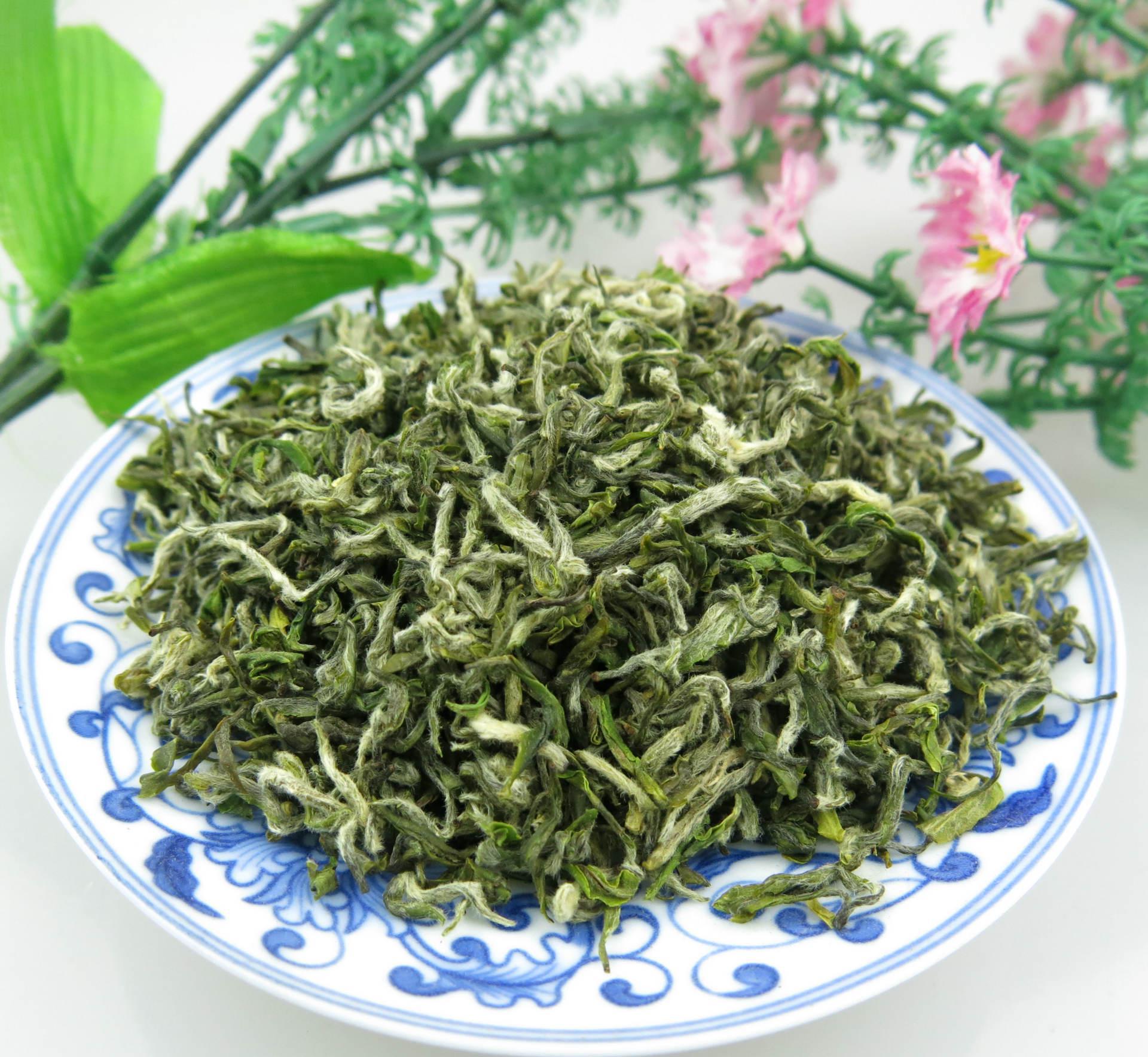 先将开水冲泡两袋绿茶茶包,加入冰糖,盖上盖子让茶泡一会.