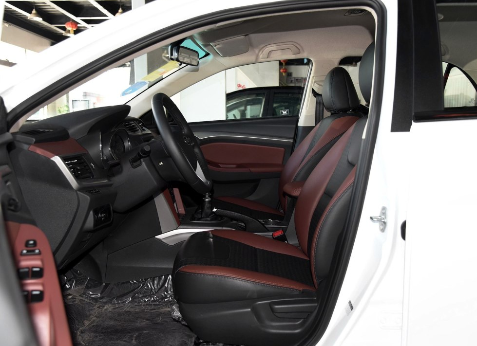 内饰宽敞的比亚迪g5 1.5ti 手动豪华型
