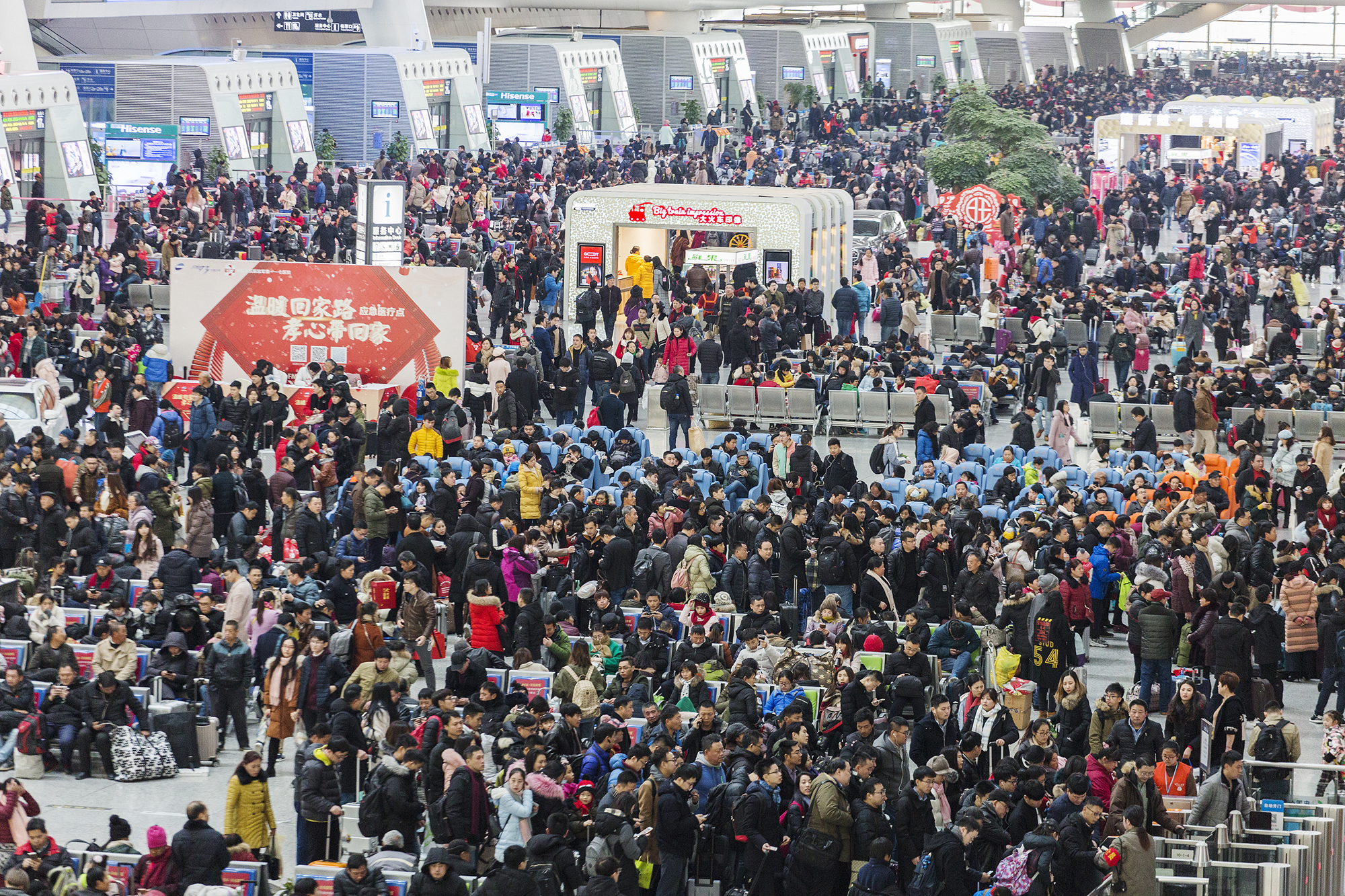 人人人!春运小高峰,杭州火车东站人流攒动,大包小包回家过年!