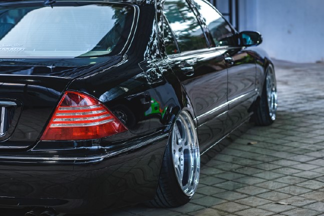 奔驰s级 w220低趴改装,让三叉星的光芒永恒绽放