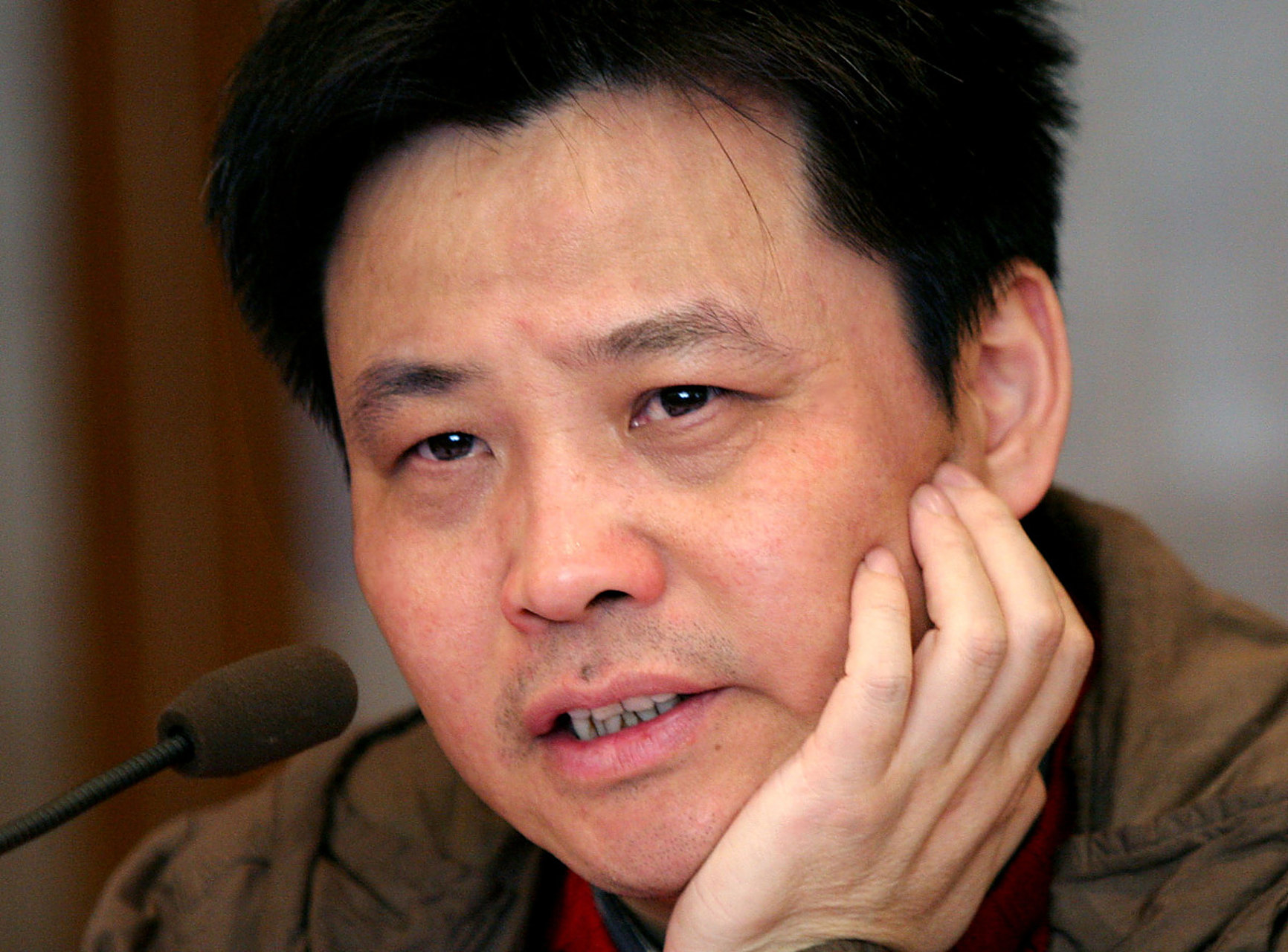 余华在《在细雨中呼喊》中写道:"我不再假装拥有很