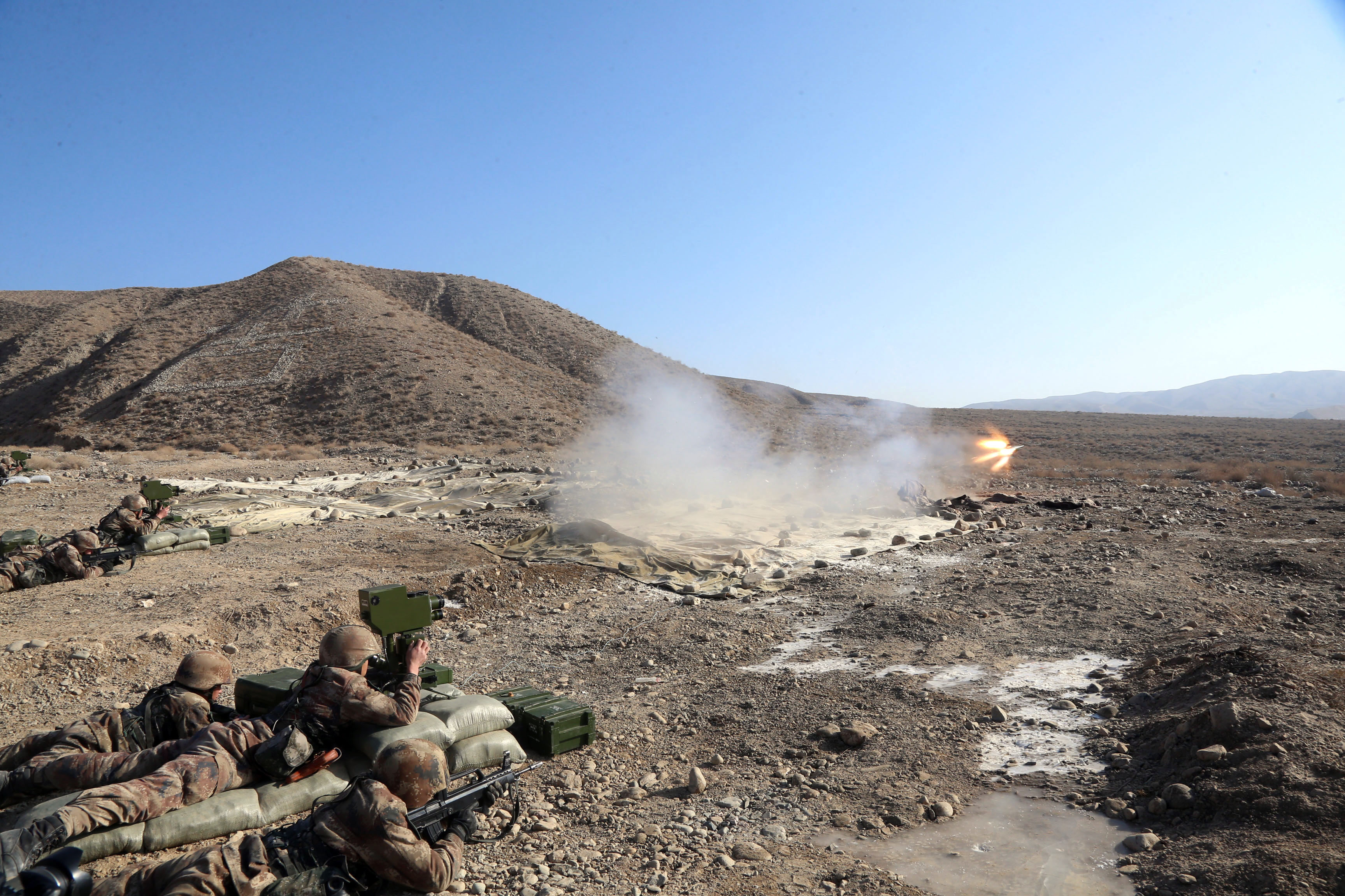 第76集团军某旅:戈壁大漠掀起练兵热潮 练兵备战向实战化聚焦