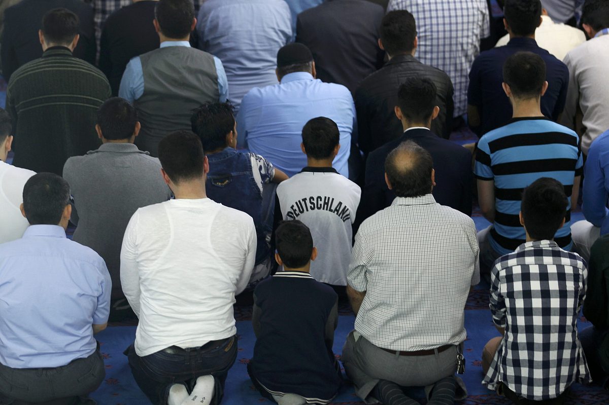 这不仅仅是对他个人的制裁,更是对那些长期生活在