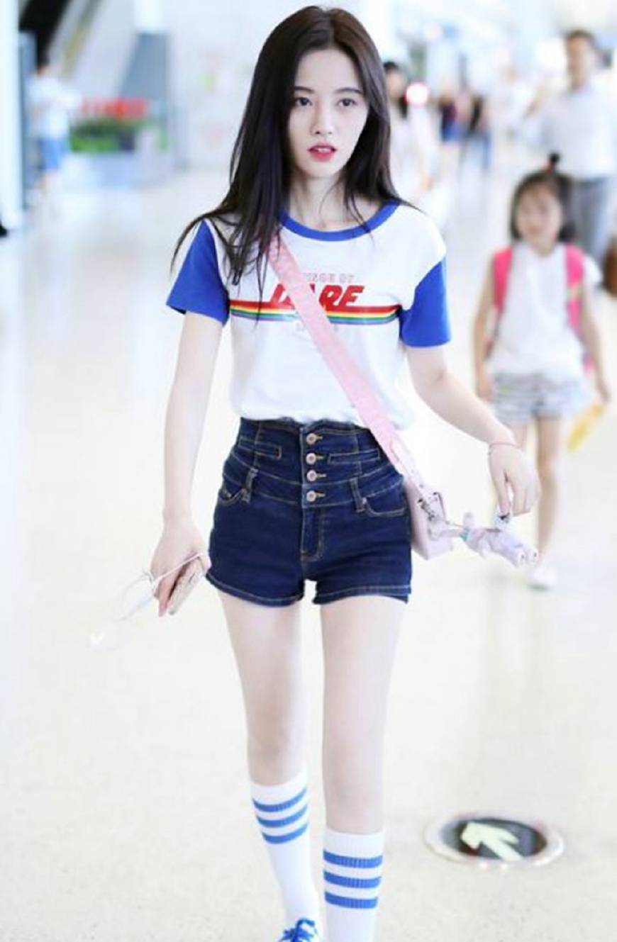 图片中的鞠婧祎穿着一件短袖衫,下面穿着一条牛仔热裤,显得她十分瘦小