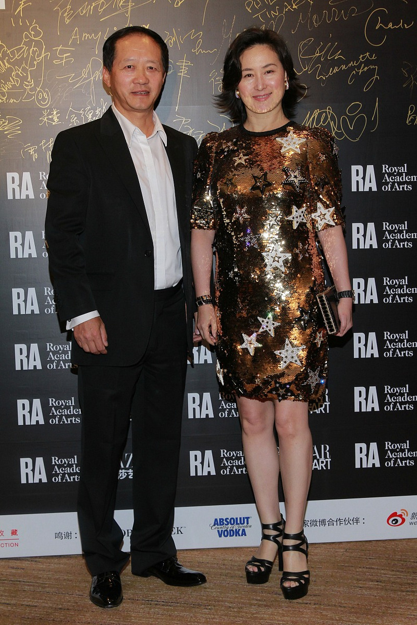 当年,何超琼的保姆晶姐打算回家养老,何超琼知道后,痛哭恳求保姆别