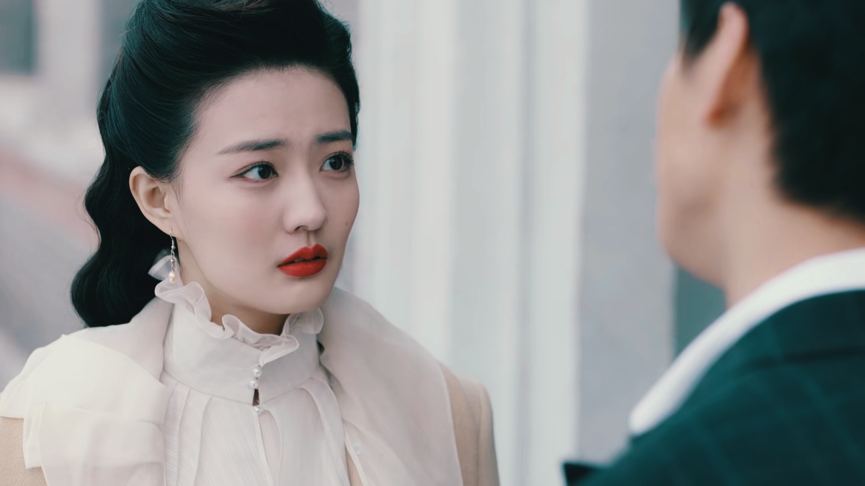 徐璐饰演的女特工贵婉,很有风情的民国女孩,造型审美也在线