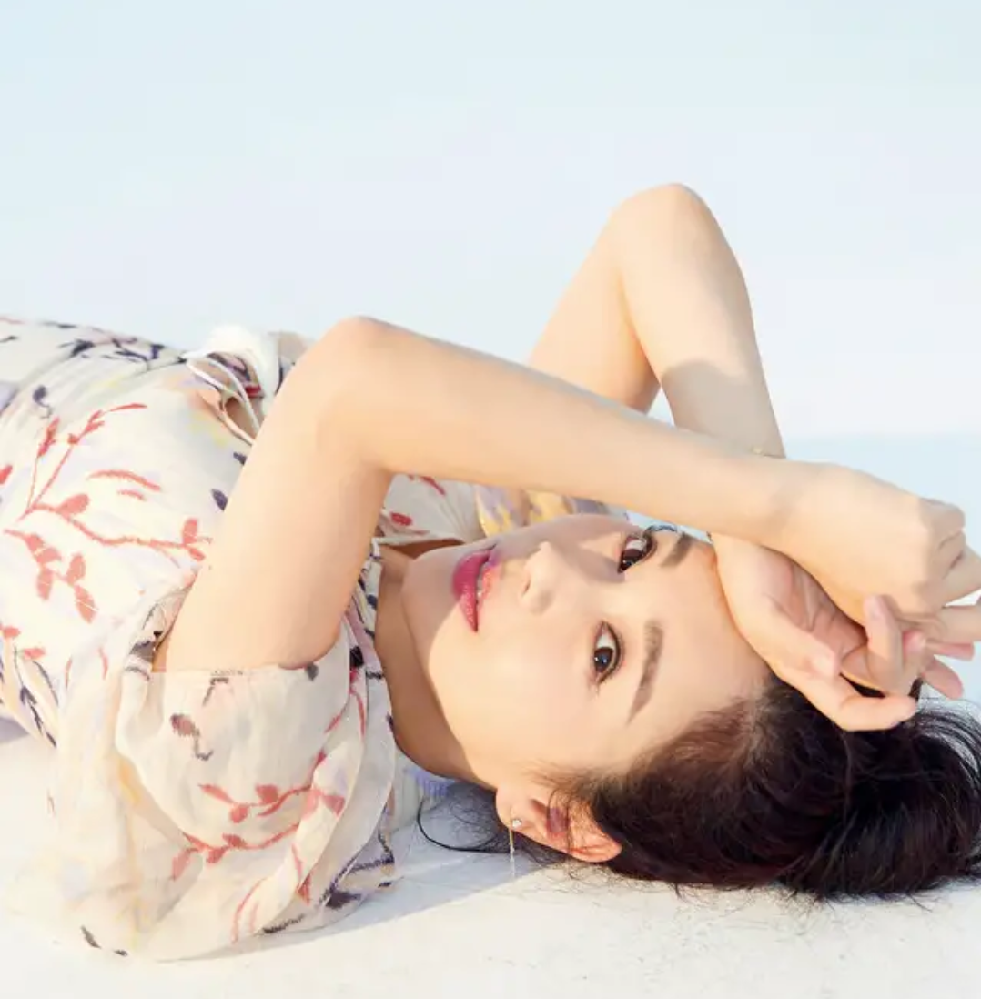 陈松伶杂志写真照,风格多变显时尚感,给人愉悦的感觉