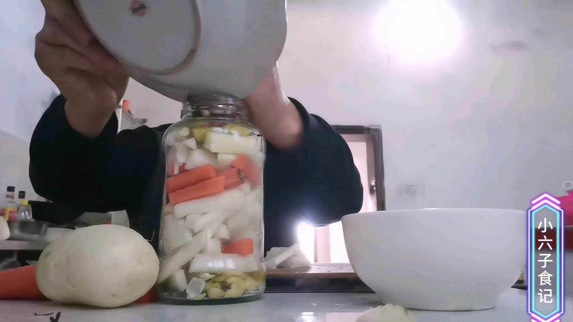 小伙在家制作酸甜可口的泡椒萝卜条,非常下饭开胃的一道泡菜
