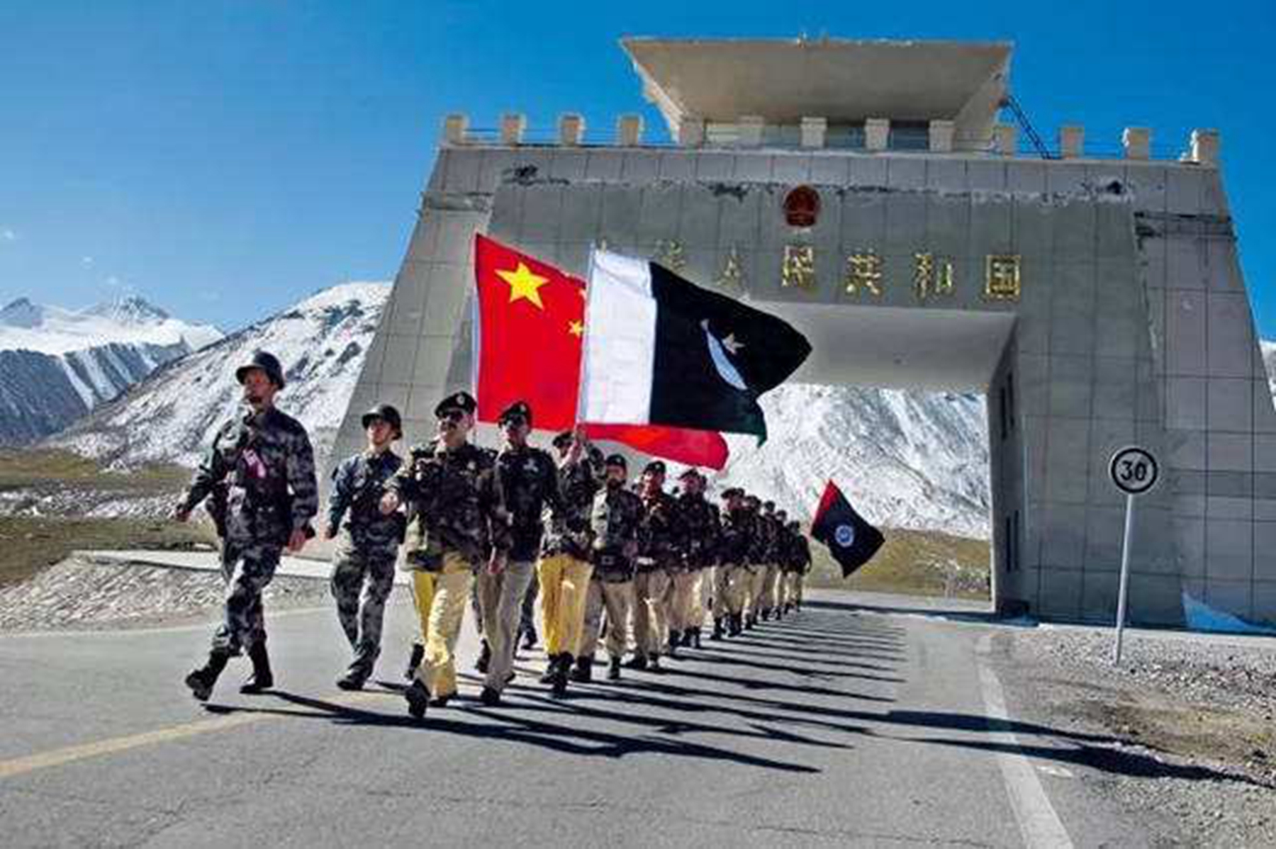 中国"最不靠谱"边境线,两国士兵互相串门蹭饭,关系亲如一家人