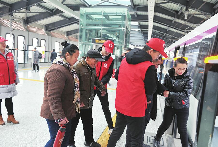 最是那一抹红--泉城义工地铁志愿者服务纪实