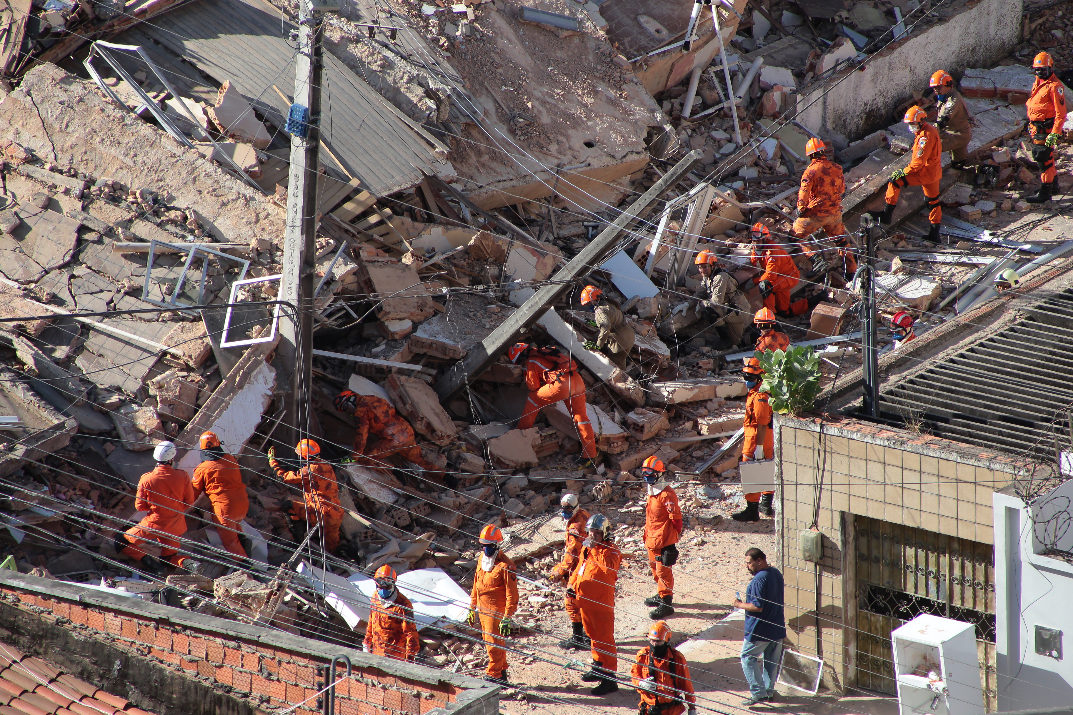 巴西东北部一居民楼坍塌致1人死亡(3)