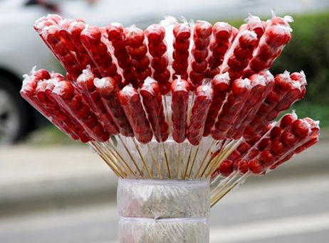 冰糖葫芦和糖果外边那层糯米纸,到底能不能吃?网友:长见识了