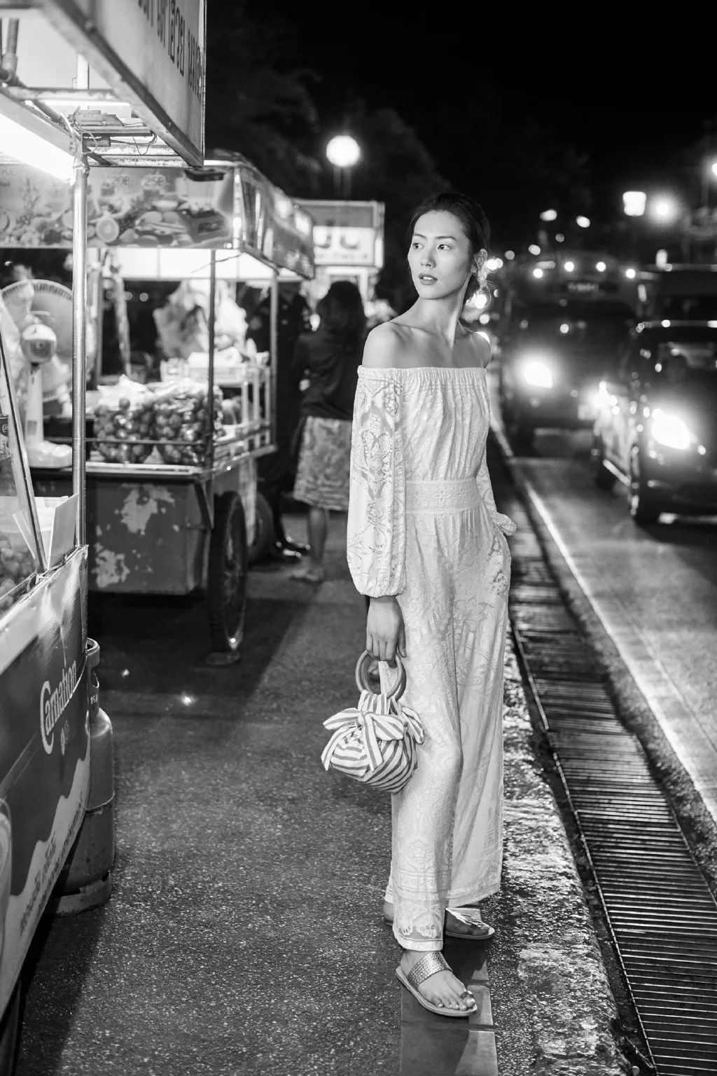 超模刘雯一袭露肩白裙好少女,穿上裙子秒从高级脸变身少女心!