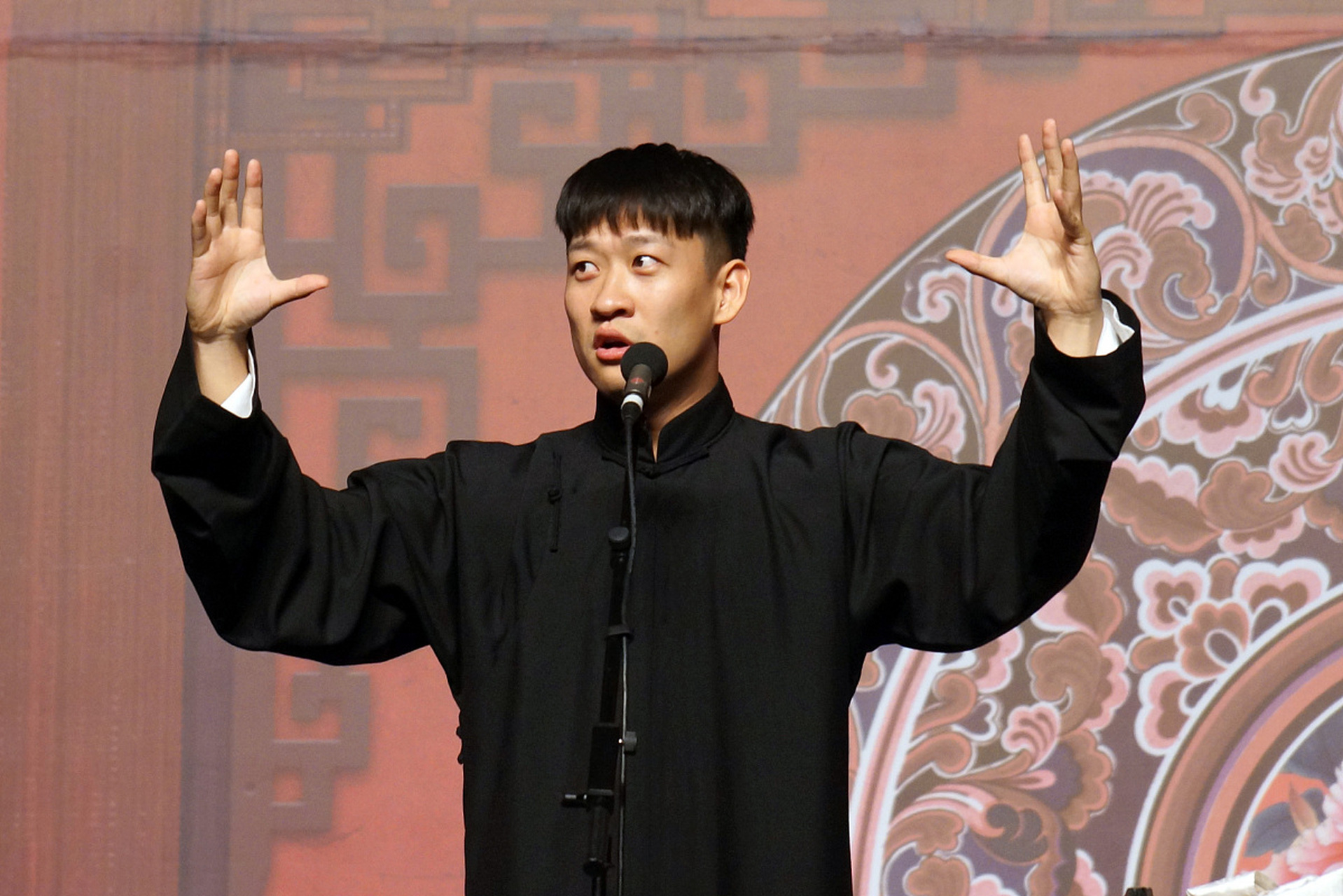 王鸥男友何九华被曝出轨#  德云社弟子何九华被狗仔刘大锤爆出出轨瓜