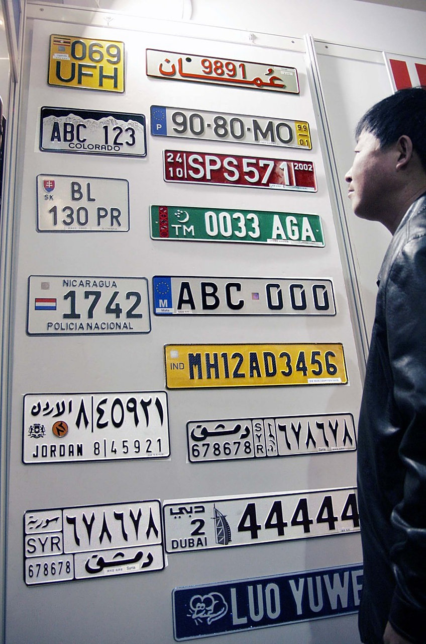 必须要办理港澳通行证,挂港澳车牌,持有港澳驾照,这三个缺一不可.