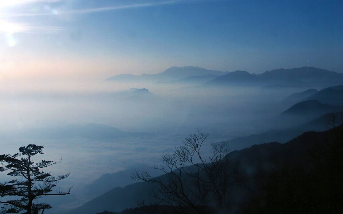 瓦屋山是中國歷史文化名山,瓦屋寒堆春後雪,峨眉翠掃雨余天!