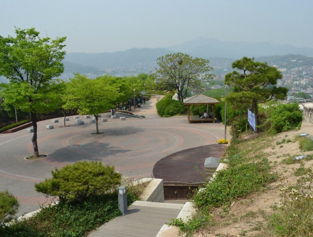 骆山公园于2002年开园,因山的形貌似骆驼而得名.