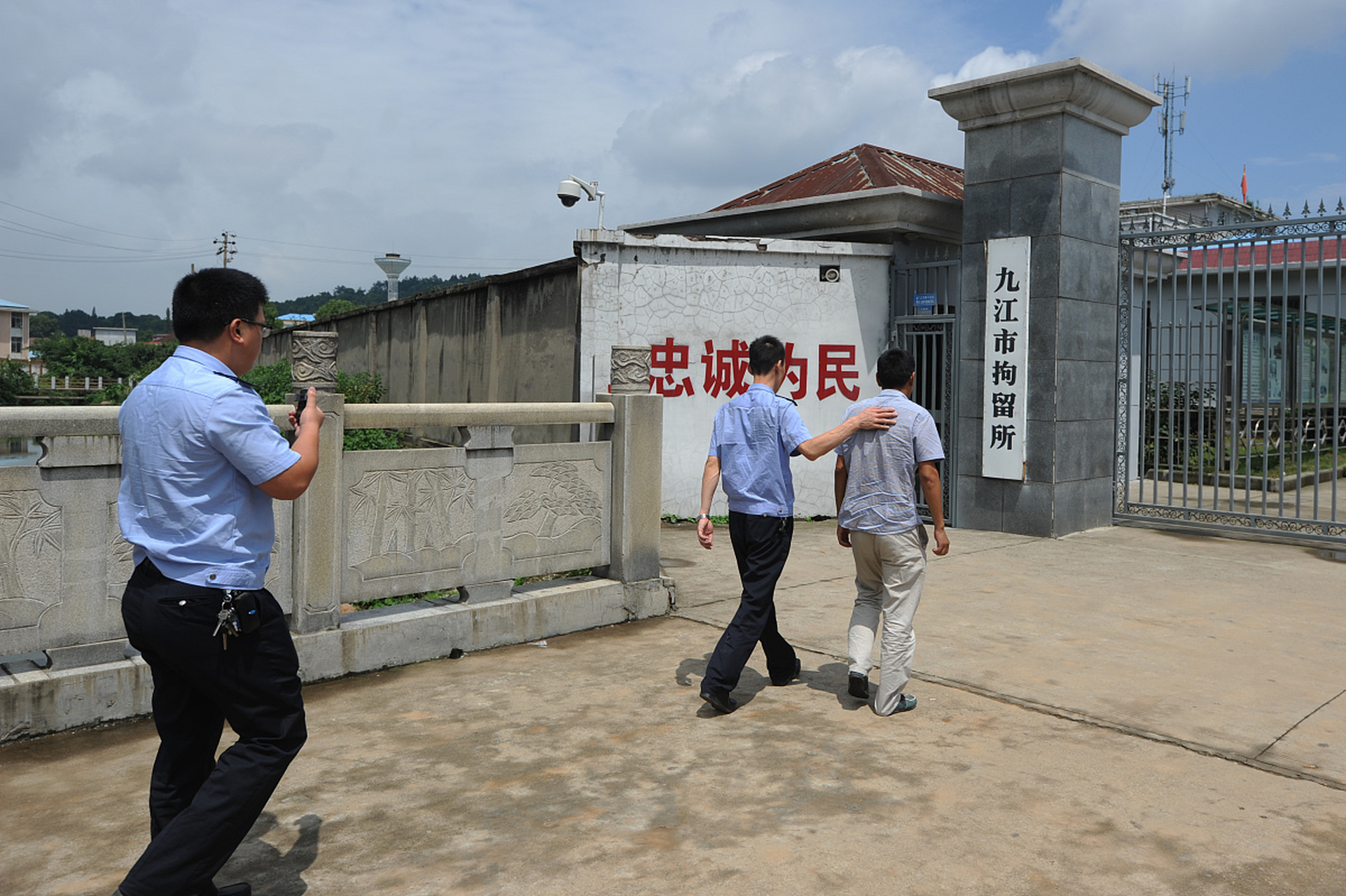 在东莞看守所,罪犯吴方学被押往刑场执行死刑的画面曝光.