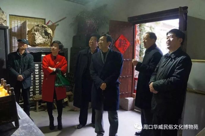 范印华中将参观华威民俗苑