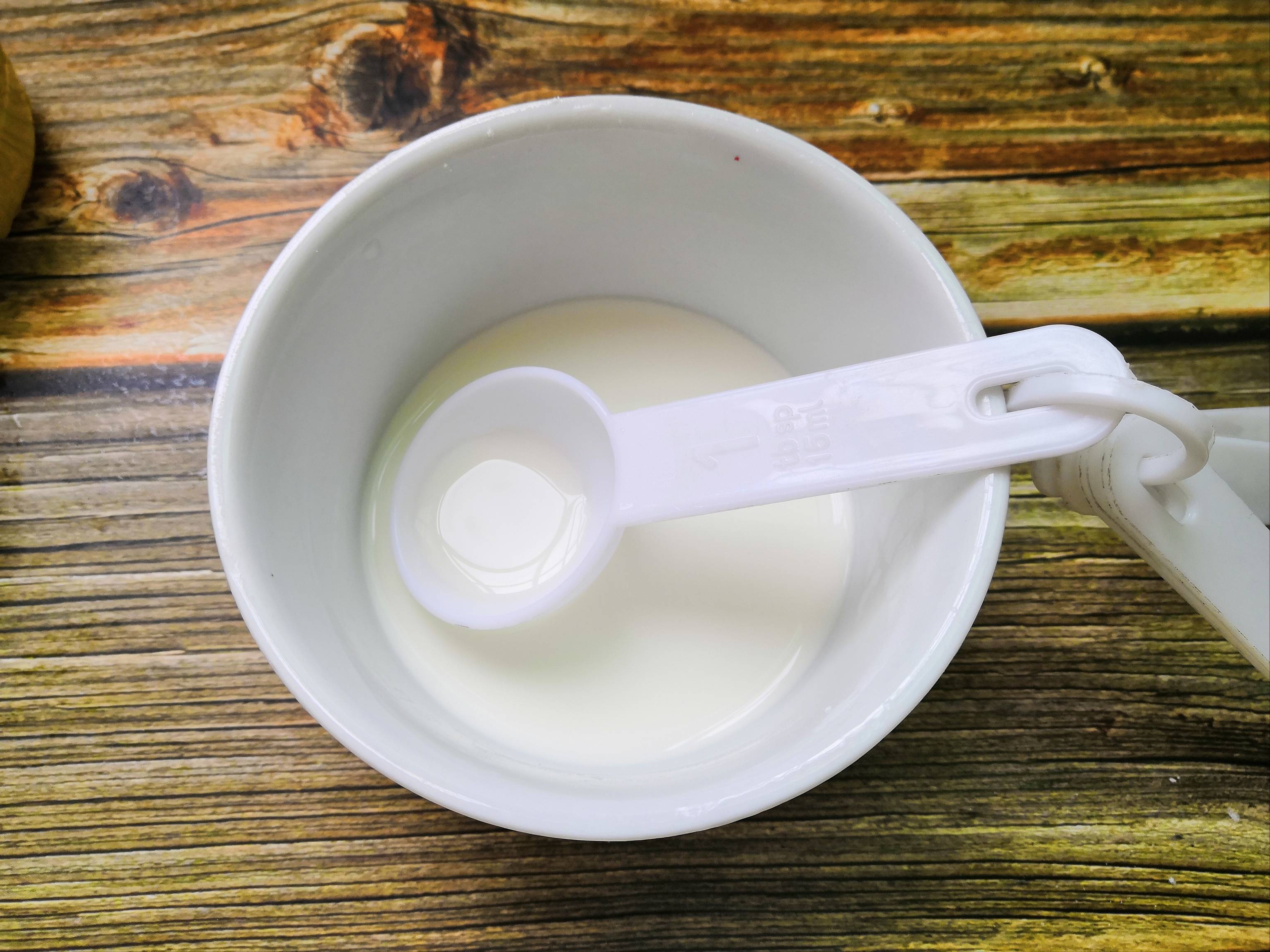 ▼4.另起一个碗,取两勺生粉(玉米淀粉) 两勺水,和成水淀粉.