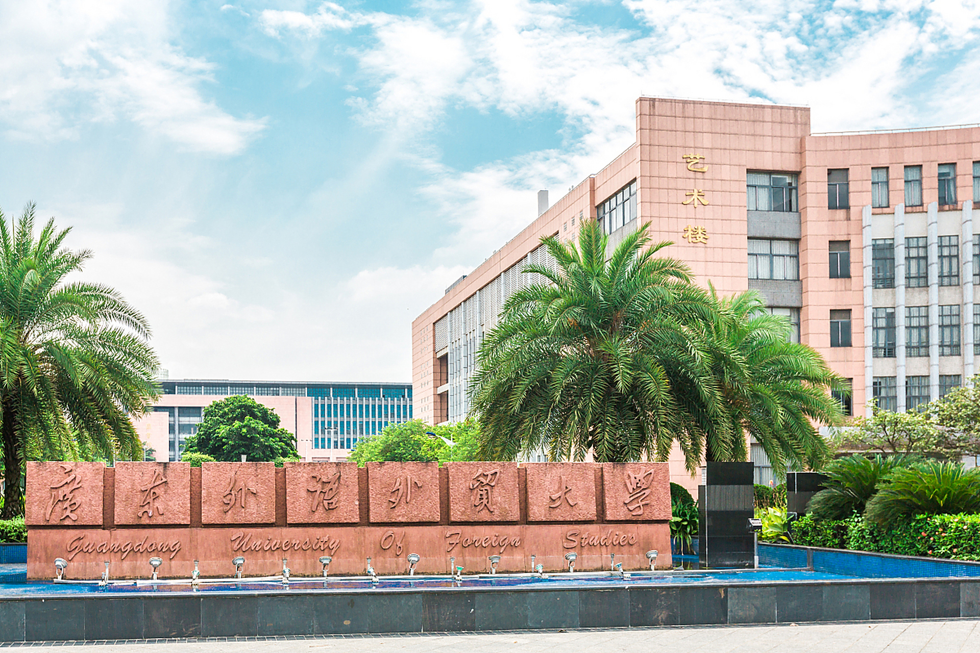 他喜欢上了外语学院的一位美丽女生,而她却总是在月底抱怨自己的经济