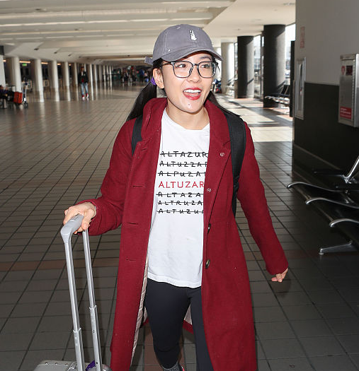 《摘金奇缘》女主吴恬敏穿红外套喜气足,金球奖提名后通告忙不停