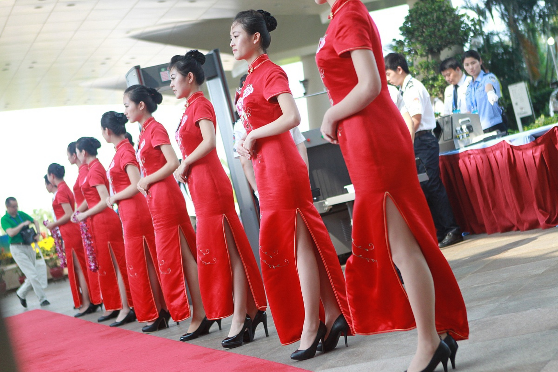 她们就是专业的礼仪小姐,不仅形象佳,气质优雅还具备专业素养和服务