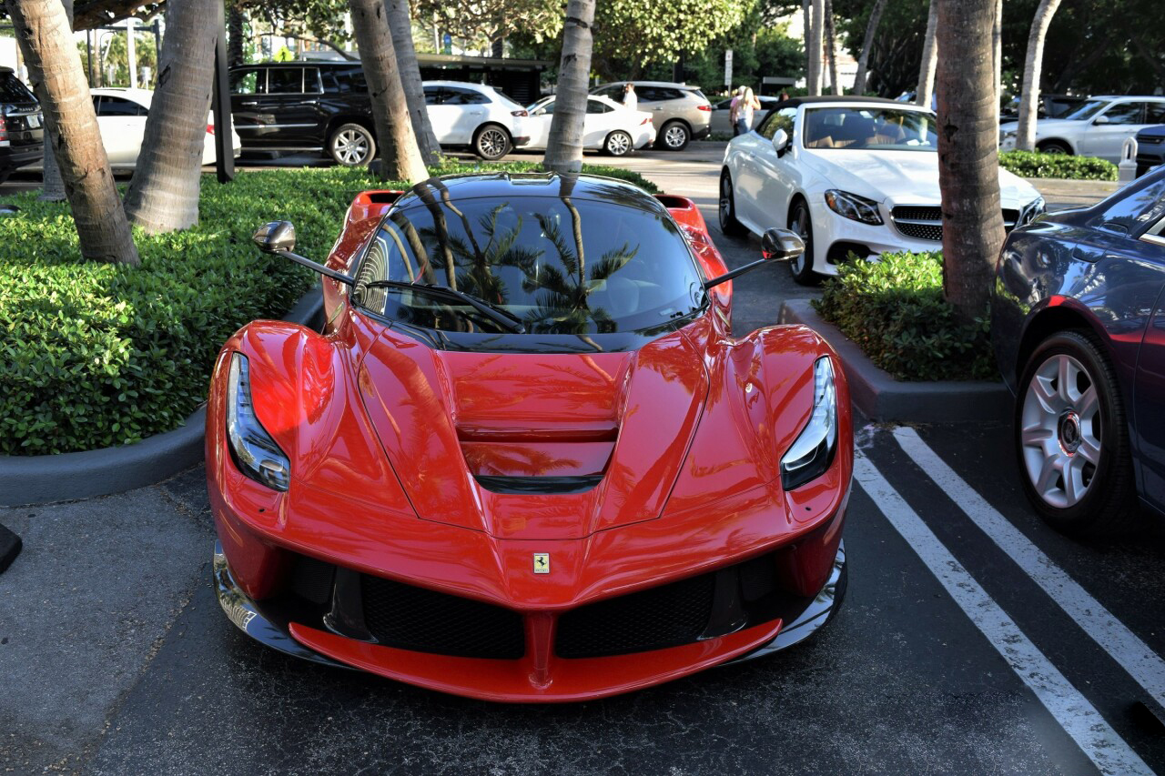 红色法拉利laferrari,停在车位上很显眼