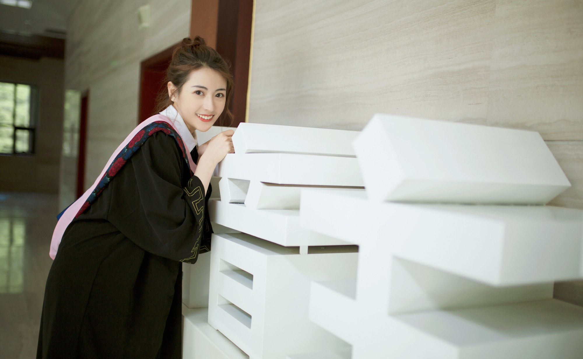 23岁的新人张舒越成2020鼠年春晚主持人之一,她是谁