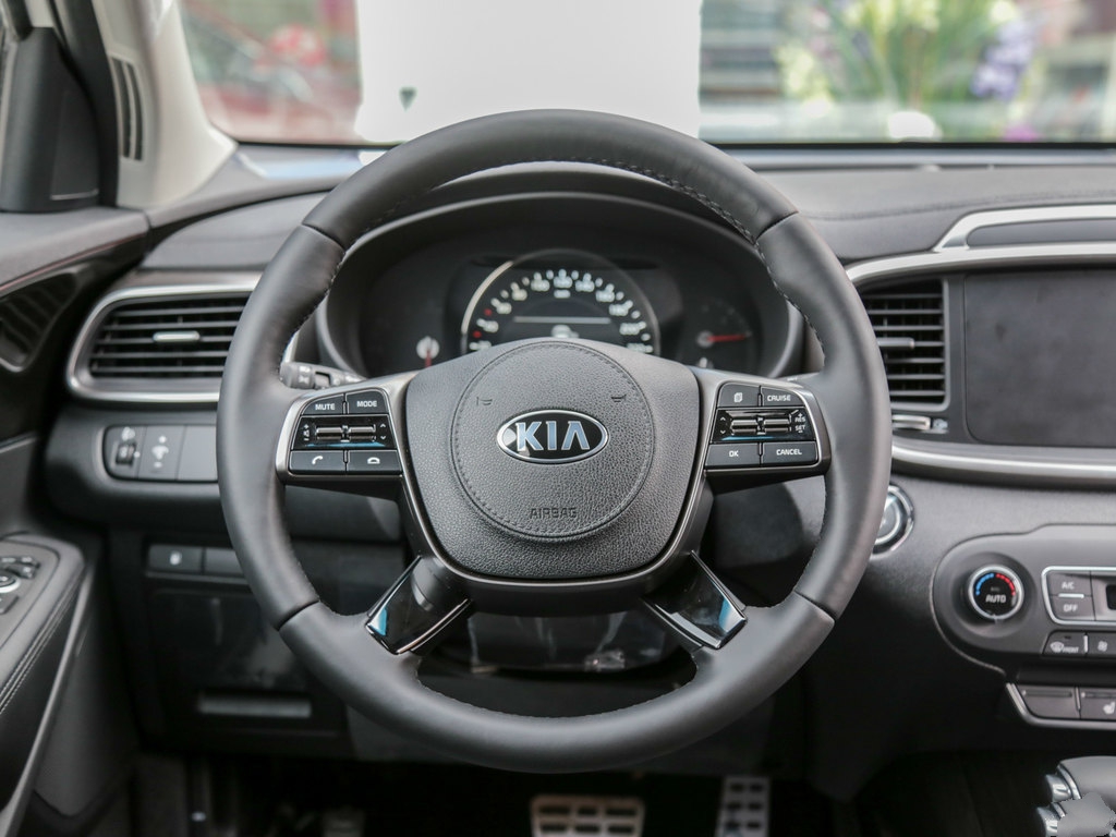 四幅式的方向盘,比起来那些三幅式的方向盘看起来要更加的沉稳一些.