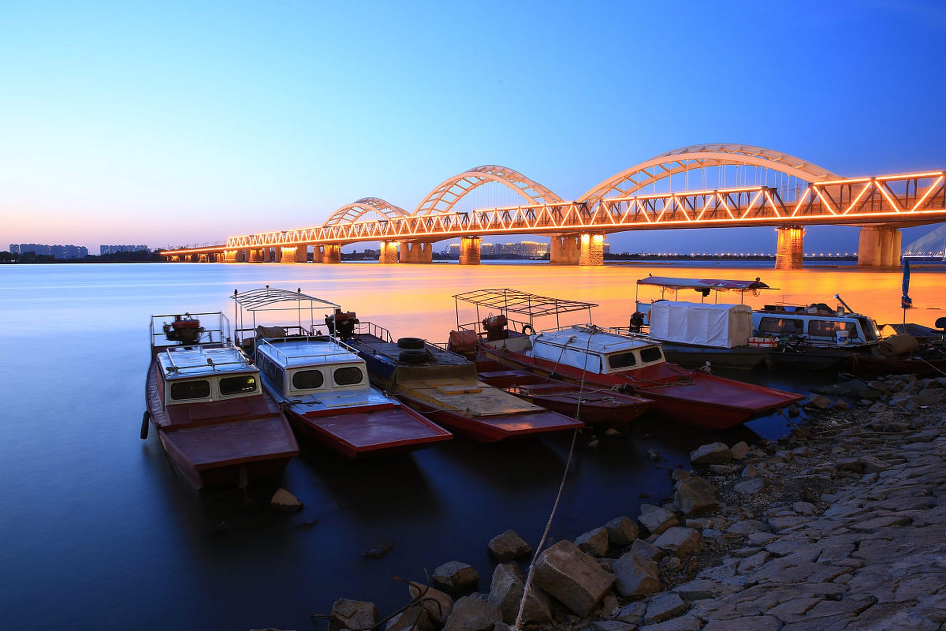 冬季松花江冰层特别厚,还有滑雪圈,滑冰道,打冰嘎,开雪地坦克,滑冰,骑