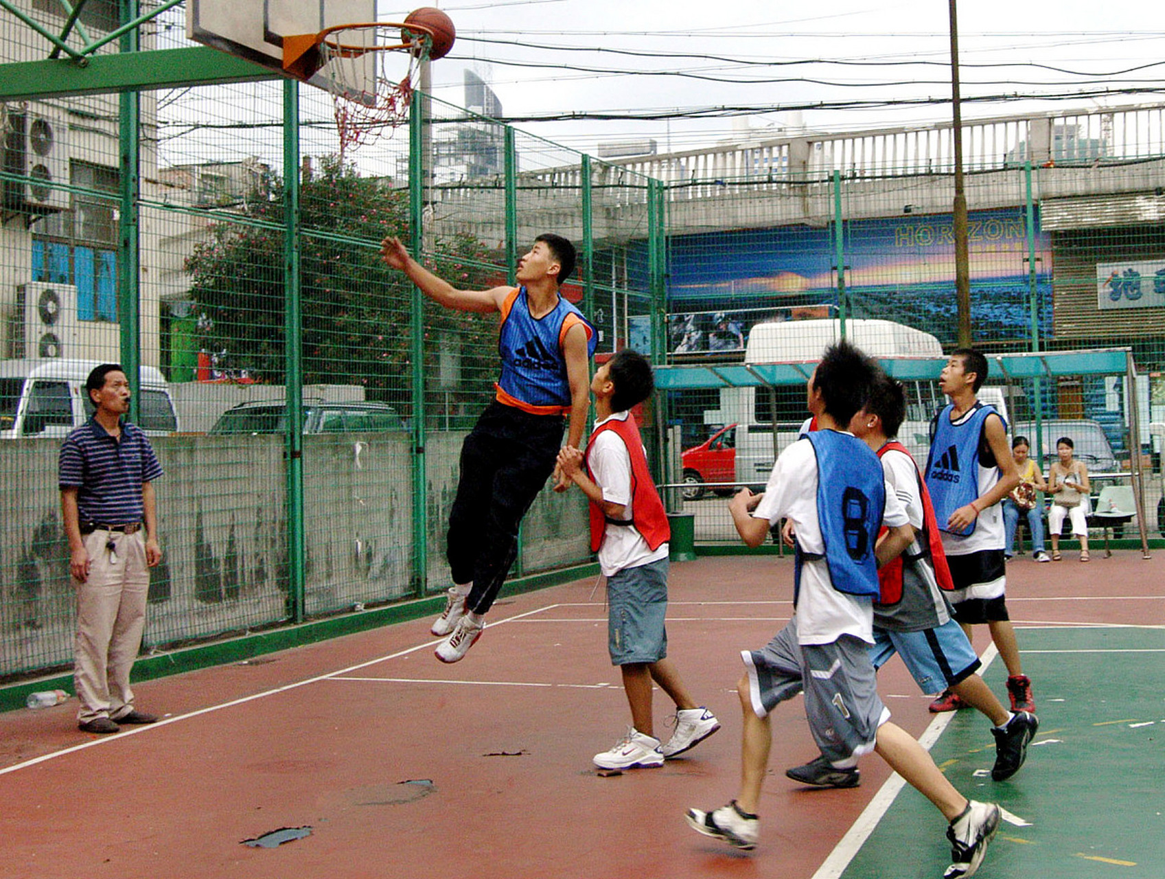 对于青少年来说,体育锻炼是很有必要的,可以增加自身的免疫力,可以