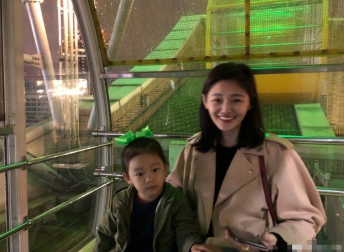 大s秀汪小菲好身材,晒玥儿和爸爸游泳照,大s"吃醋"发文引调侃