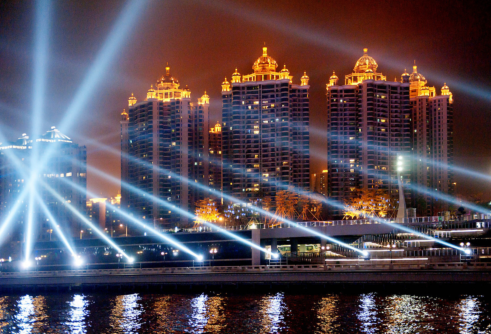 如果你想在鄂尔多斯欣赏美丽的夜景,可以选择康巴什文化广场,东胜区