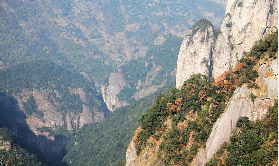 雁荡山位于中国东南温州市境和台州市南部,是中国十大名山之一.