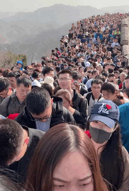 图片来源:梨视频 有人堵在长城上,只能吐槽: 我动也不能动,我退也不能