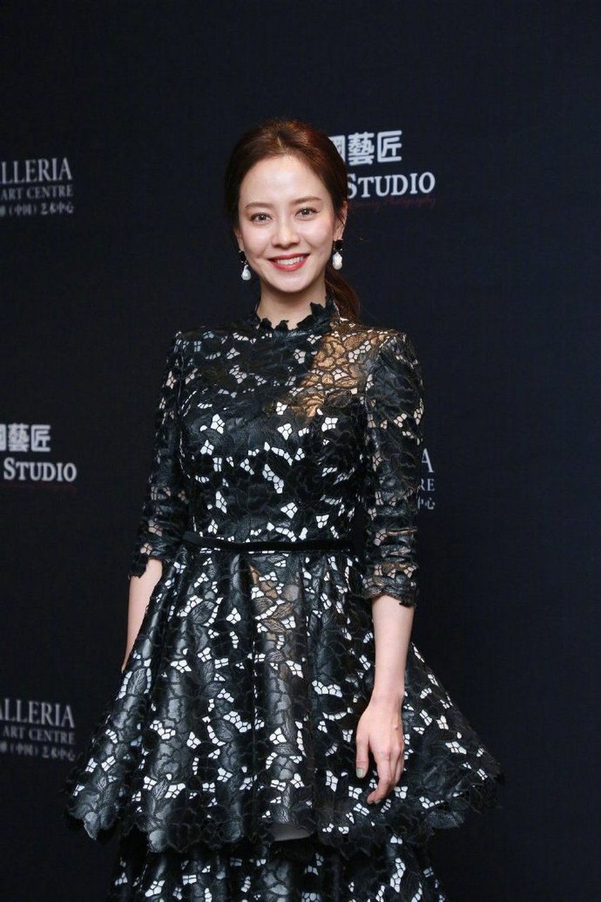 宋智孝在北京出席品牌活动,身穿黑色贴花蛋糕裙典雅妩媚,女神状态如何