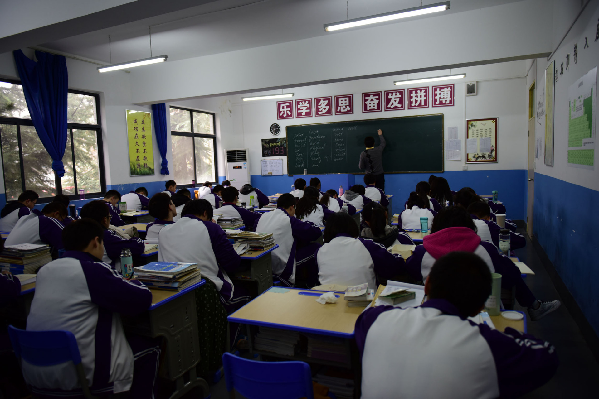 专注于一线教学的教师,无法获得较高的报酬,而在部分